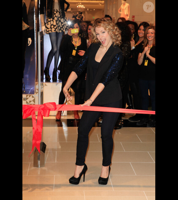 Lorie, une jolie marraine lors de l'inauguration de la boutique Forever 21, le samedi 15 décembre 2012 à Rosny-sous-Bois.