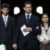 La famille de Jacintha Saldanha : son époux Ben Barboza et ses enfants Junal et Lisha - lors d'une messe à Westminster, le 15 décembre 2012.