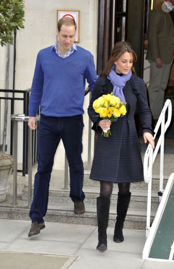 Le prince William et son épouse Kate Middleton à la sortie du King Edward VII Hospital à Londres, le 6 décembre 2012.