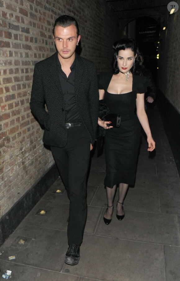 Dita Von Teese et son amoureux Theo Hutchcraft à Londres, le 19 juin 2012.