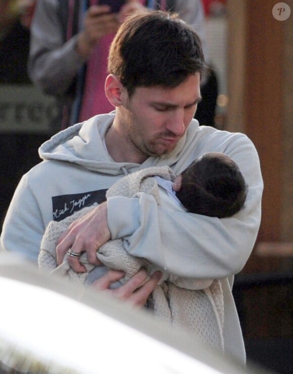 Lionel Messi très câlin avec son petit Thiago dans les rues de Barcelone le lundi 10 décembre 2012.