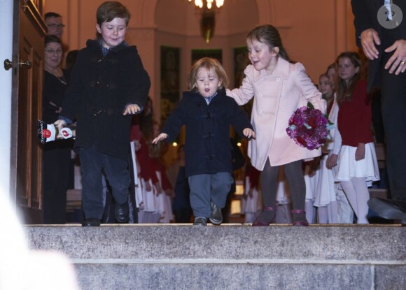 Le prince Vincent fonce vers la sortie ! La princesse Mary et le prince Frederik de Danemark étaient avec leurs quatre enfants, Christian, Isabella, Vincent et Josephine, au concert de Noël annuel à l'église Esajas de Copenhague, le 16 décembre 2012.