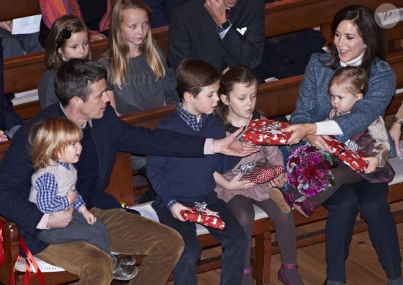 Séquence cadeaux ! La princesse Mary et le prince Frederik de Danemark étaient avec leurs quatre enfants, Christian, Isabella, Vincent et Josephine, au concert de Noël annuel à l'église Esajas de Copenhague, le 16 décembre 2012.