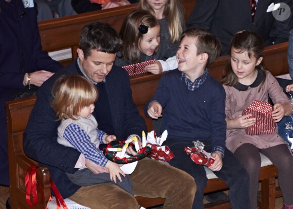 Séquence cadeaux pour la Saint-Nicolas, le prince Christian s'éclate ! La princesse Mary et le prince Frederik de Danemark étaient avec leurs quatre enfants, Christian, Isabella, Vincent et Josephine, au concert de Noël annuel à l'église Esajas de Copenhague, le 16 décembre 2012.