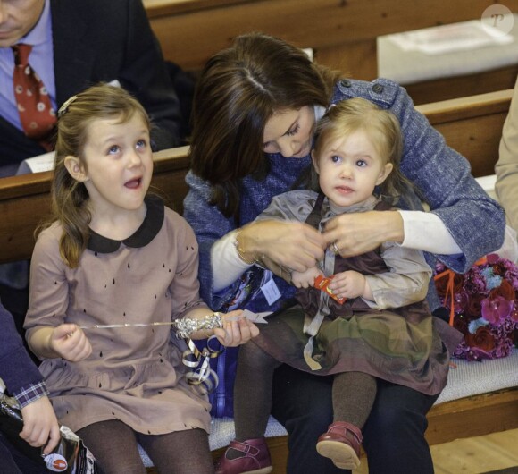 Josephine sur les genoux de sa maman. Le prince Frederik et la princesse Mary de Danemark étaient avec leurs quatre enfants, Christian, Isabella, Vincent et Josephine, au concert de Noël annuel à l'église Esajas de Copenhague, le 16 décembre 2012.
