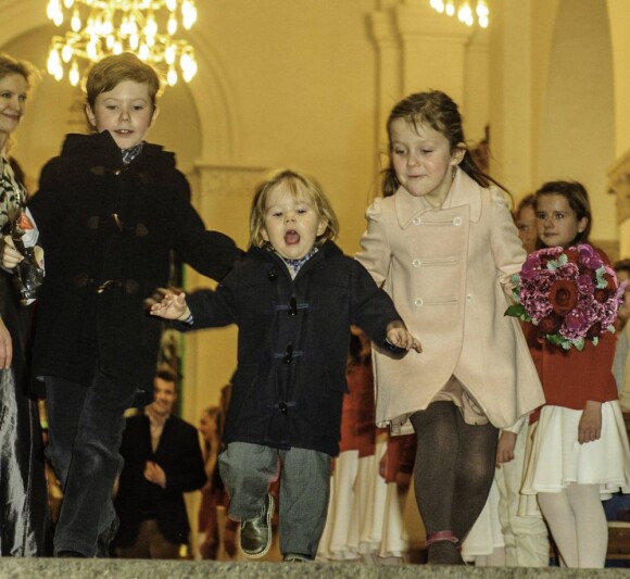 Le prince Vincent quitte l'église d'un pas décidé ! Le prince Frederik et la princesse Mary de Danemark étaient avec leurs quatre enfants, Christian, Isabella, Vincent et Josephine, au concert de Noël annuel à l'église Esajas de Copenhague, le 16 décembre 2012.
