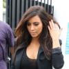 Kim Kardashian, souriante et stylée dans les rues de Miami Beach. Le 15 décembre 2012.