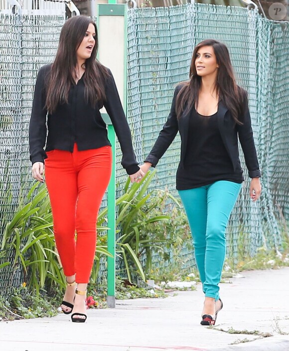 Kim et Khloé Kardashian profitent d'un moment de tranquillité entre soeurs à Miami Beach. Le 15 décembre 2012.