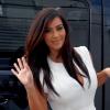 Kim Kardashian, sexy dans sa robe blanche, effectue quelques achats à Miami Beach. Le 15 décembre 2012.