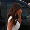 Kim Kardashian, sexy dans sa robe blanche, effectue quelques achats à Miami Beach. Le 15 décembre 2012.