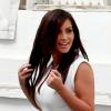 Kim Kardashian, parfaitement moulée dans une robe blanche, effectue quelques achats à Miami Beach. Le 15 décembre 2012.