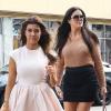Kourtney et Khloé Kardashian font du shopping à Miami, le 15 décembre 2012.
