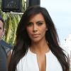 Kim Kardashian fait du shopping à Miami Beach, habillée d'une très moulante robe blanche. Le 15 décembre 2012.