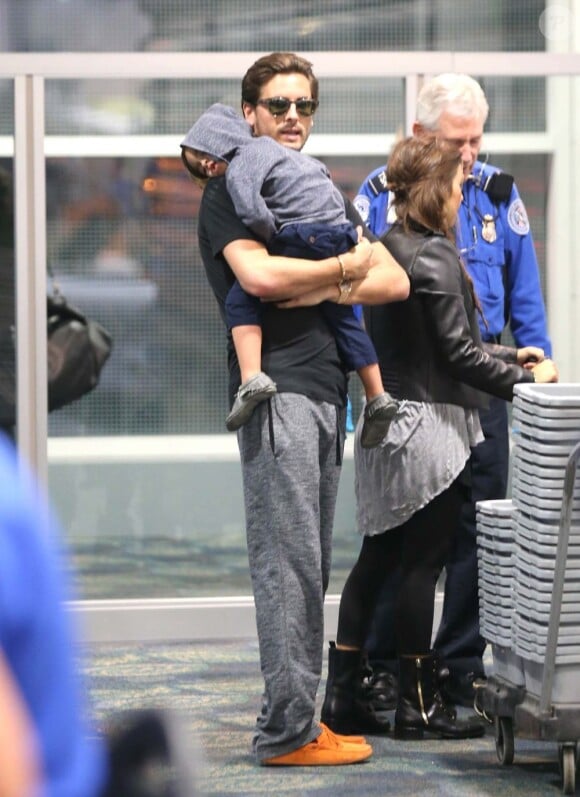 Exclusif - Scott Disick, son fils Mason et sa conjointe Kourtney Kardashian à l'aéroport de Miami. Le 16 décembre 2012.