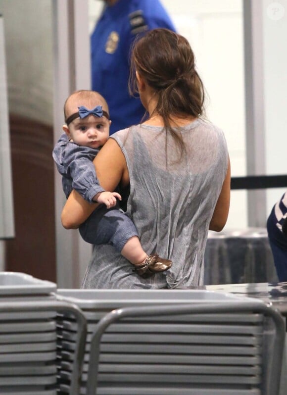 Exclusif - Kourtney Kardashian et sa fille Penelope à l'aéroport de Miami, le 16 décembre 2012.