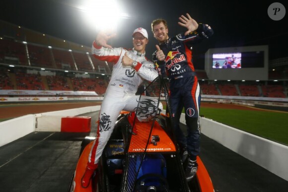 Michael Schumacher et Sebastian Vettel lors de leur sixième victoire sur l'épreuve de la Nations Cup durant la Race of Champions à Bangkok le 15 décembre 2012