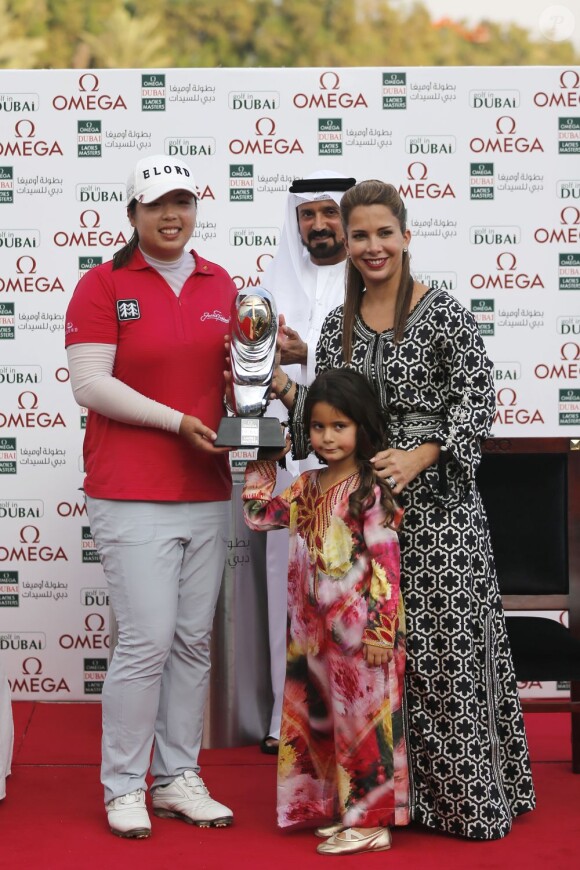 La princesse Haya bint Al Hussein était accompagnée de sa fille la princesse Al Jalila le 8 décembre 2012 pour remettre le trophée de l'Omega Dubai Ladies Masters de Golf à la Chinoise Shanshan Feng.
