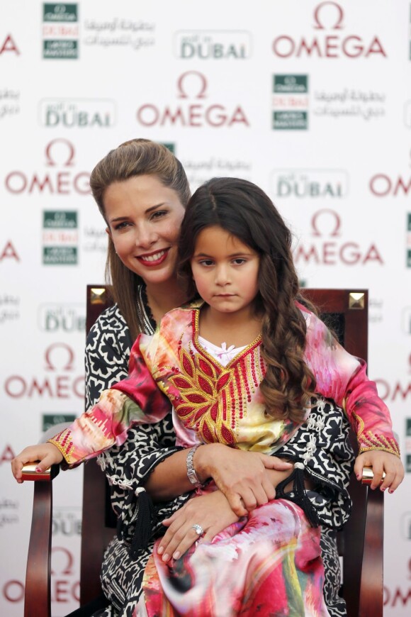 La princesse Haya de Jordanie était avec sa fille la princesse Al Jalila, 5 ans, le 8 décembre 2012 pour remettre le trophée de l'Omega Dubai Ladies Masters de Golf à la Chinoise Shanshan Feng.