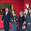 La reine Sofia d'Espagne et la Cayetana, 18e duchesse d'Albe, visitaient ensemble l'exposition ''L'Héritage de la Maison d'Albe'' au palais de Cibeles à Madrid, le 18 décembre 2012, en présence du mari  (Alfonso Diez) et de quatre des enfants (Carlos, Fernando, Cayetano et Eugenia) de la truculente octogénaire.