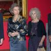 La reine Sofia d'Espagne et la Cayetana, 18e duchesse d'Albe, visitaient ensemble l'exposition ''L'Héritage de la Maison d'Albe'' au palais de Cibeles à Madrid, le 18 décembre 2012, en présence du mari  (Alfonso Diez) et de quatre des enfants (Carlos, Fernando, Cayetano et Eugenia) de la truculente octogénaire.