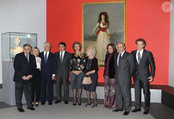 La reine Sofia, la Cayetana et son entourage posant devant La duchesse d'Albe en blanc, de Goya (1795)
La reine Sofia d'Espagne et la Cayetana, 18e duchesse d'Albe, visitaient ensemble l'exposition ''L'Héritage de la Maison d'Albe'' au palais de Cibeles à Madrid, le 18 décembre 2012, en présence du mari (Alfonso Diez) et de quatre des enfants (Carlos, Fernando, Cayetano et Eugenia) de la truculente octogénaire.