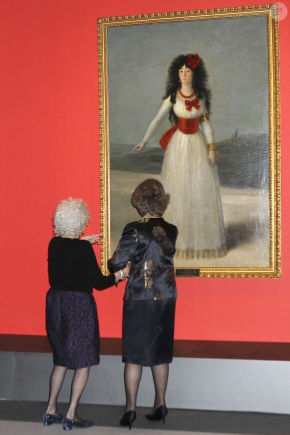 La reine Sofia d'Espagne et la Cayetana, 18e duchesse d'Albe, ont admiré et posé devant La duchesse d'Albe en blanc, de Goya (1795). Elles visitaient ensemble l'exposition ''L'Héritage de la Maison d'Albe'' au palais de Cibeles à Madrid, le 18 décembre 2012, en présence du mari (Alfonso Diez) et de quatre des enfants (Carlos, Fernando, Cayetano et Eugenia) de la truculente octogénaire.