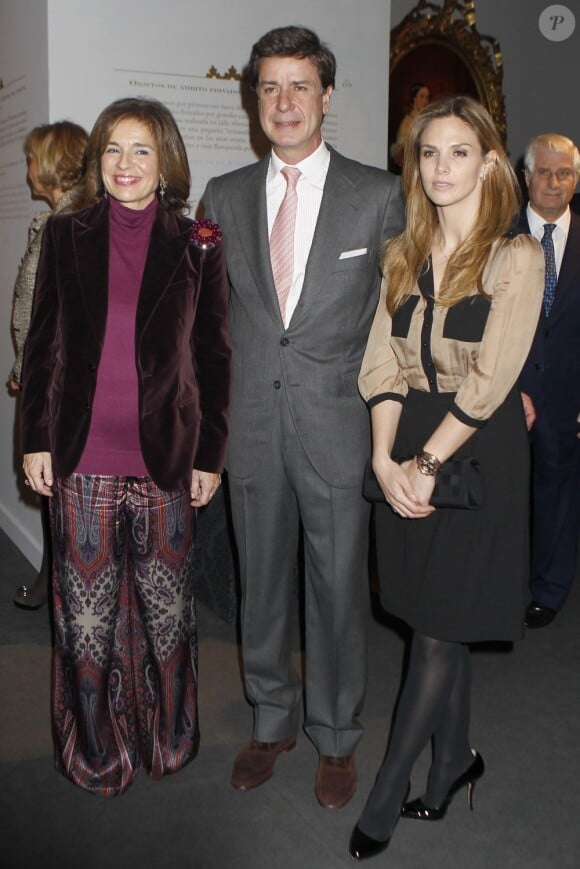 Cayetano Martinez et sa femme Genoveva. La reine Sofia d'Espagne et la Cayetana, 18e duchesse d'Albe, visitaient ensemble l'exposition ''L'Héritage de la Maison d'Albe'' au palais de Cibeles à Madrid, le 18 décembre 2012, en présence du mari (Alfonso Diez) et de quatre des enfants (Carlos, Fernando, Cayetano et Eugenia) de la truculente octogénaire.