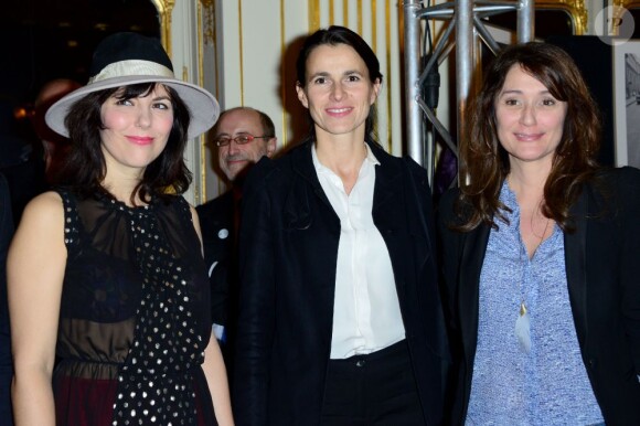 Barcella, auteur en 2012 d'un superbe second album, Charabia, a reçu le 19 décembre 2012 le 3e Prix Barbara des mains de la ministre de la Culture Aurélie Filippetti, , ici entourée de Daphné et Daniela Lumbroso, à Paris.
