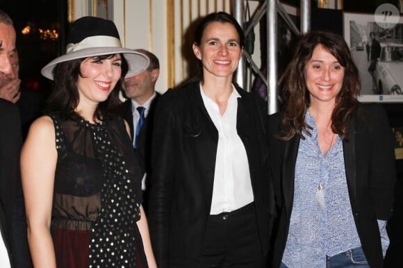 Barcella a reçu des mains de la ministre Aurélie Filippetti, ici entourée de Daphné et Daniela Lumbroso, le 3e Prix Barbara le 19 décembre 2012 au Ministère de la Culture et de la Communication, à Paris.