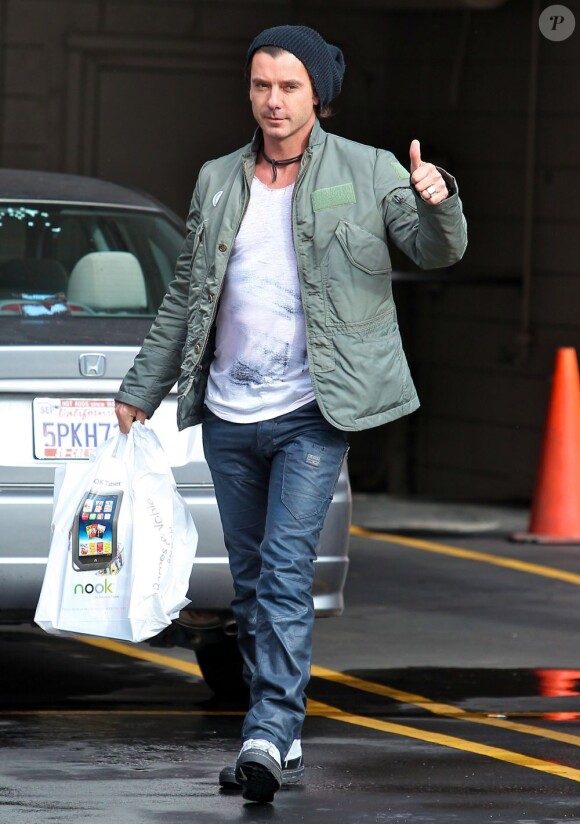 Tout va bien pour Gavin Rossdale qui fait du shopping pour Noël à Studio City, le 18 décembre 2012.