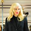 Gwen Stefani, shoppeuse stylée en noir et rouge, est à la recherche du cadeau parfait dans une boutique de prêt-à-porter féminin. Los Angeles, le 19 décembre 2012.