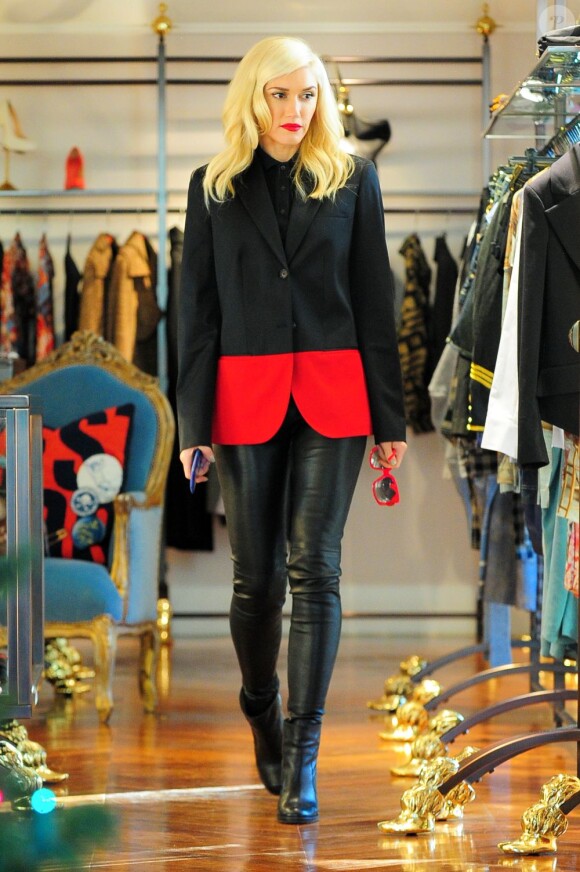 Gwen Stefani, shoppeuse stylée en noir et rouge, est à la recherche du cadeau parfait dans une boutique de prêt-à-porter féminin. Los Angeles, le 19 décembre 2012.