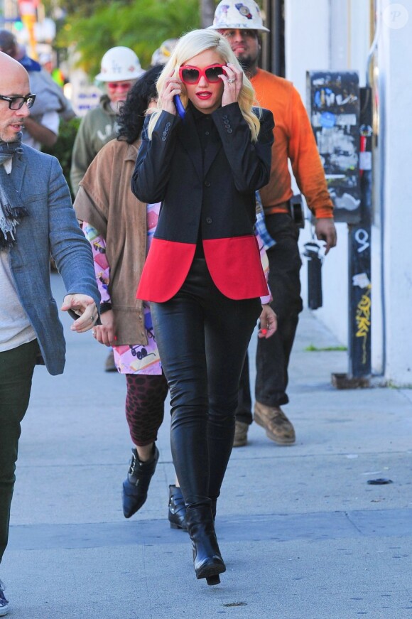 Gwen Stefani, ultrastylée et accompagnée d'un ami, effectue quelques emplettes à Los Angeles. Le 19 décembre 2012.