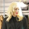 Gwen Stefani est à la recherche du cadeau de Noël idéal parfait dans une boutique de prêt-à-porter féminin. Los Angeles, le 19 décembre 2012.