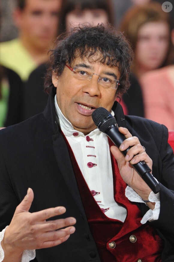 Laurent Voulzy lors de l'enregistrement de l'émission Vivement Dimanche à Paris le 19 décembre 2012.