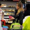 La jolie Jessica Alba se lance dans un shopping de dernière minute dans un supermarché de Los Angeles le 20 décembre 2012