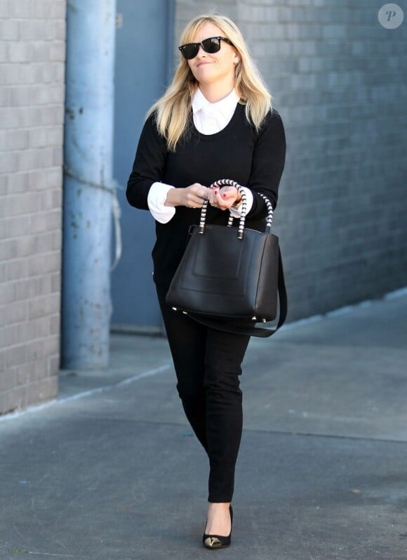 Reese Witherspoon ravissante lors d'une séance shopping au Westside Pavilion de Los Angeles le 20 décembre 2012