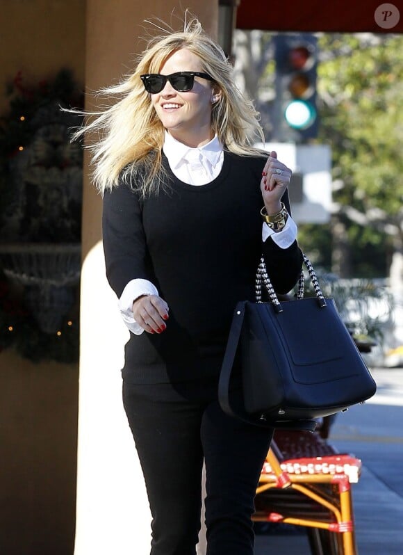 Reese Witherspoon parfaite lors d'une séance shopping au Westside Pavilion de Los Angeles le 20 décembre 2012