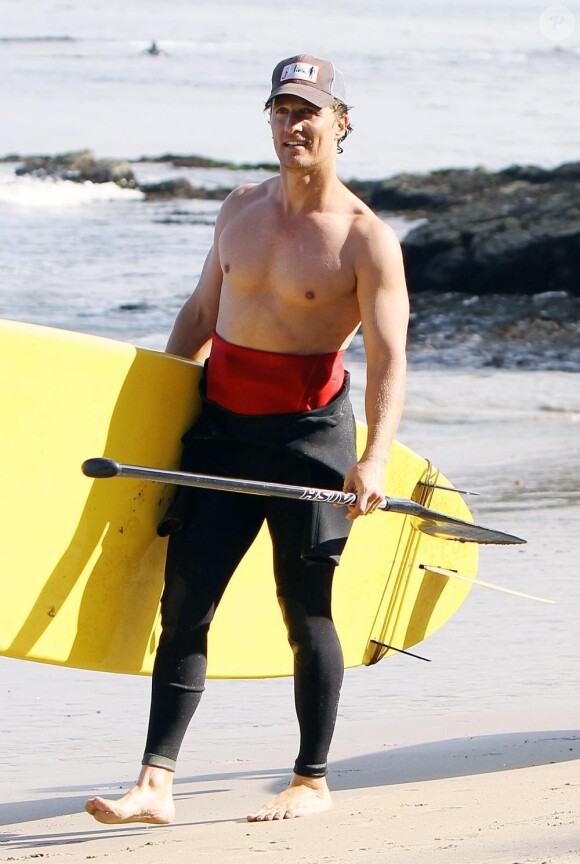 Matthew McConaughey, sa compagne Camila Alves et leur fils Levi sur la plage à Malibu