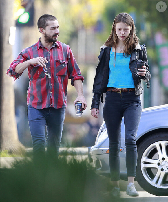 Shia LaBeouf se promenant dans les rues de L.A avec sa nouvelle petite amie, Mia Goth, le 22 décembre 2012.