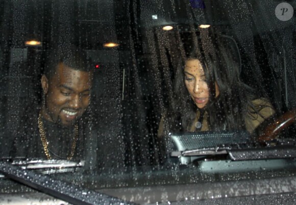 Kim Kardashian au volant et Kanye West en passager quittent le restaurant Spago à Beverly Hills. Le 22 décembre 2012.