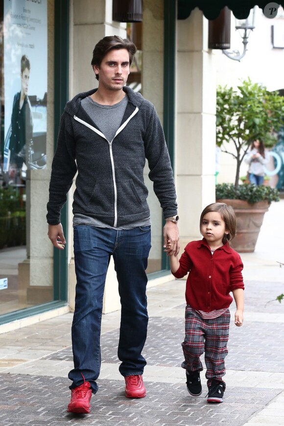 Scott Disick, le compagnon de Kourtney Kardashian, profite d'une journée en famille avec son fils Mason au centre commercial The Commons. Calabasas, le 22 décembre 2012.