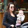 Kourtney Kardashian et sa fille Penelope au centre commercial The Commons. Calabasas, le 22 décembre 2012.