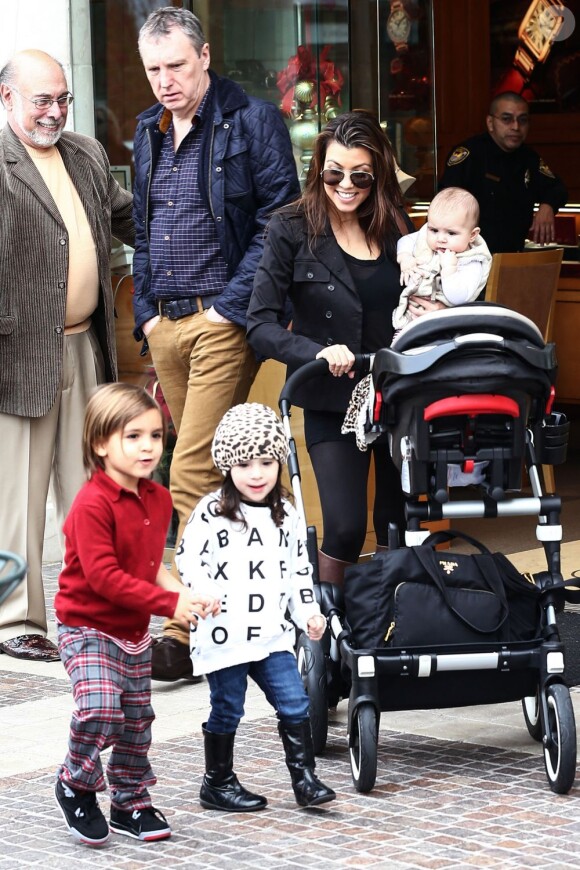 Kourtney Kardashian, sa fille Penelope et son fils Mason, qui s'est trouvé une copine, profitent d'une après-midi au centre commercial The Commons. Calabasas, le 22 décembre 2012.
