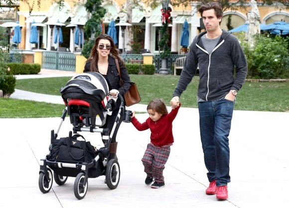 Kourtney Kardashian profite d'une après-midi au centre commercial The Commons avec son compagnon Scott Disick et leurs deux enfants Mason et Penelope. Calabasas, le 22 décembre 2012.