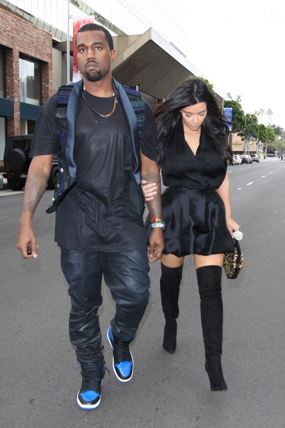 Kim Kardashian et Kanye West se dirigent vers le restaurant Chin Chin pour un déjeuner en tête à tête. West Hollywood, le 23 décembre 2012.