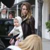 Jessica Alba et sa maman Catherine font des achats de Noël à la dernière minute à Beverly Hills avec la petite Haven. Le 23 decembre 2012.