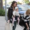 Jessica Alba et sa maman Catherine font des achats de Noël à la dernière minute à Beverly Hills avec la petite Haven. Le 23 decembre 2012.