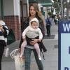 Jessica Alba et sa maman Catherine font des achats de Noël à la dernière minute à Beverly Hills avec la petite Haven. Le 23 decembre 2012.