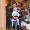 Jessica Alba et sa maman Catherine font des achats de Noël à la dernière minute à Beverly Hills avec la petite Haven. Le 23 decembre 2012.